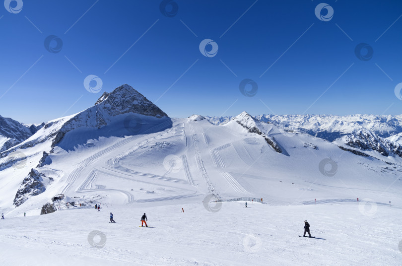 Скачать Лыжные спуски на вершине ледника в Альпах. фотосток Ozero
