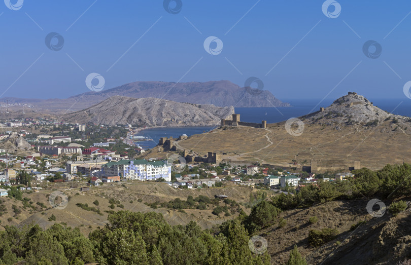 Скачать Средневековая крепость в курортном городе в Крыму. фотосток Ozero