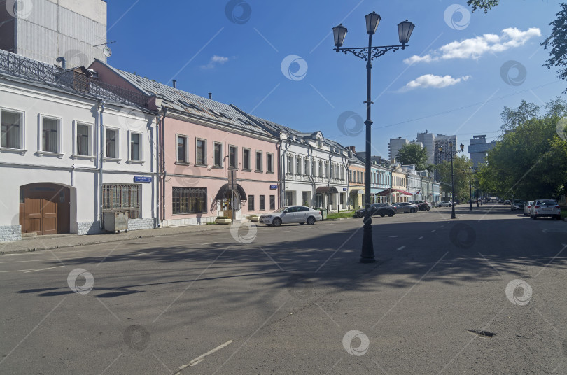 Скачать Тихое летнее утро на улице старого города. Москва, Россия. фотосток Ozero