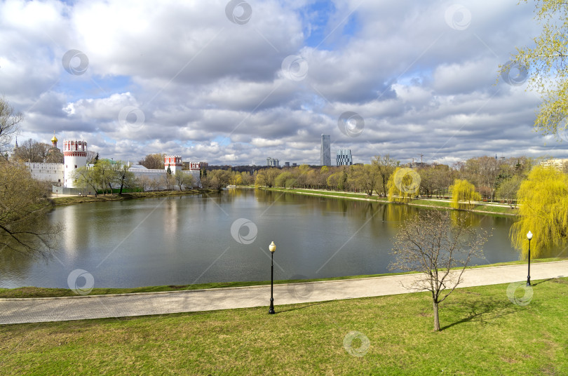 Скачать Пруд у стен Новодевичьего монастыря. Москва. фотосток Ozero