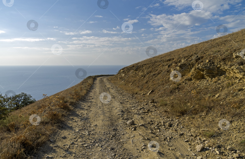 Скачать Грунтовая дорога в Крымских горах. фотосток Ozero