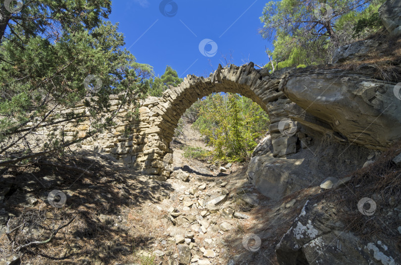 Скачать Небольшой акведук в Крымских горах. фотосток Ozero