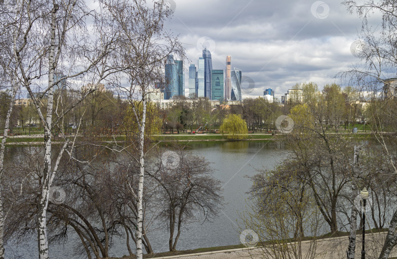 Скачать Современные небоскребы и старый пруд. фотосток Ozero