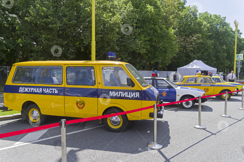 Скачать Микроавтобус RAF-2203 и старые автомобили "Москвич" в цветовой гамме фотосток Ozero