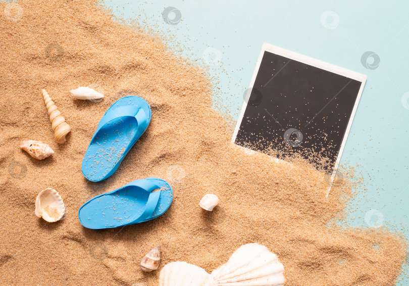 Скачать Крупный план морского песчаного пляжа. с ракушками и сланцами на синем фоне. концепция туризма и отдыха. пространство для копирования фотосток Ozero