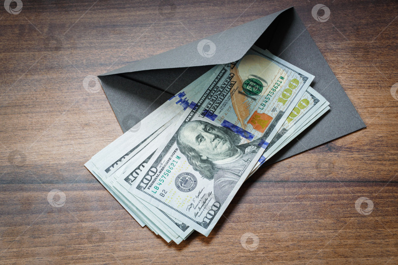 Скачать Американские доллары и конверт на столе фотосток Ozero