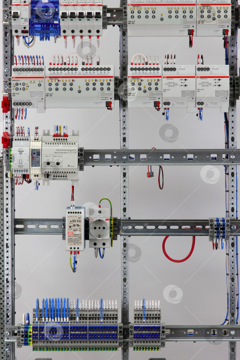 Скачать Распределительный щит электрической автоматики для управления группами нагрузок в системе "Умный дом". фотосток Ozero
