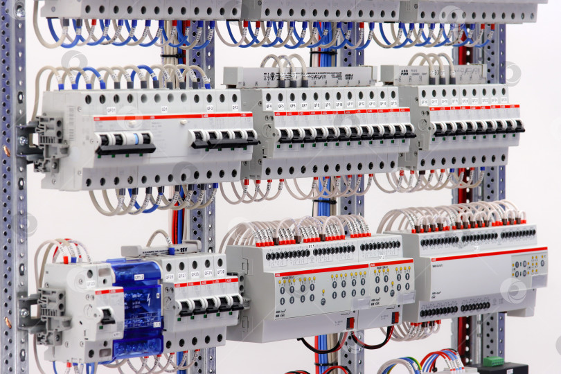 Скачать Распределительный щит электрической автоматики для управления группами нагрузок в системе "Умный дом". фотосток Ozero