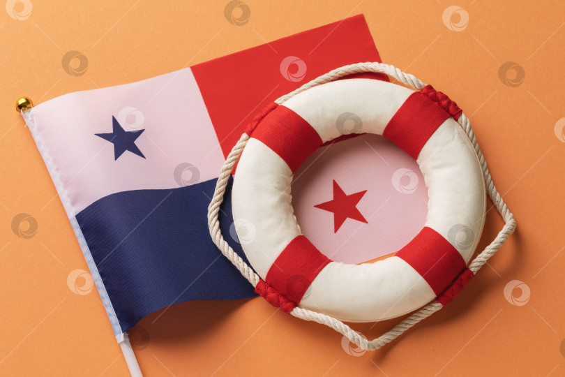 Скачать Панамский флаг и спасательный круг на абстрактном фоне, концепция на t фотосток Ozero