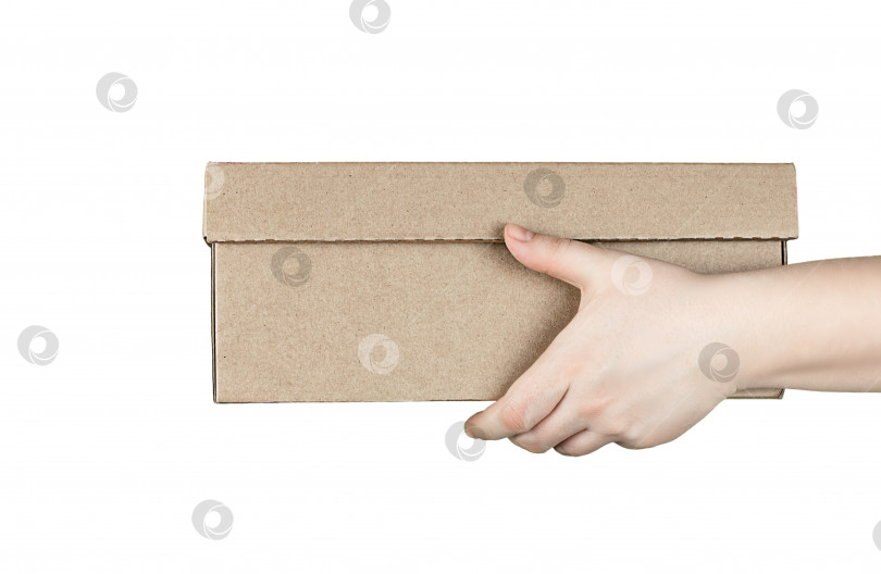 Скачать Большая картонная коробка в руках, выделенная на белом фоне фотосток Ozero