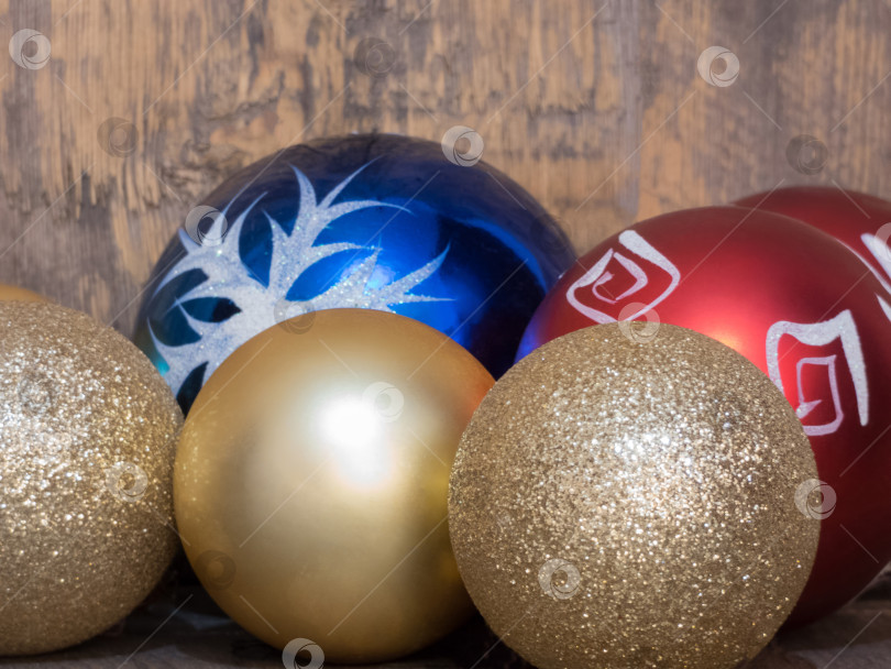 Скачать рождественские украшения на деревянном фоне фотосток Ozero