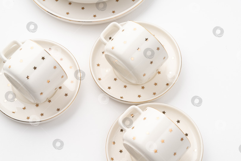 Скачать Набор керамической посуды, выделенный на белом фоне фотосток Ozero