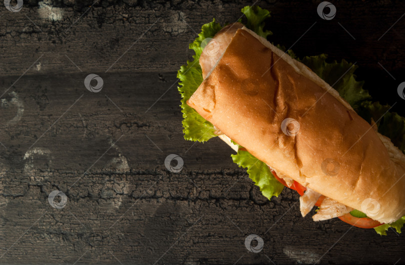 Скачать чизбургер на деревянной поверхности фотосток Ozero