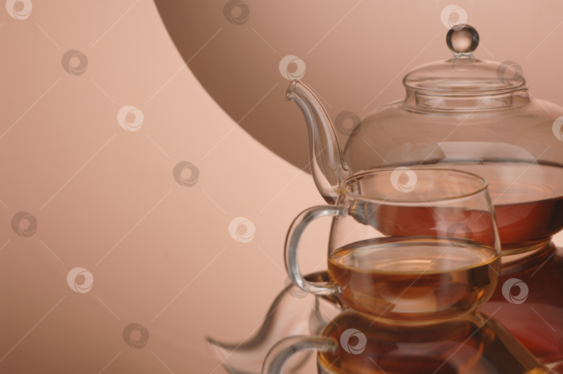 Скачать Прозрачный стеклянный чайник и чашка с чаем фотосток Ozero