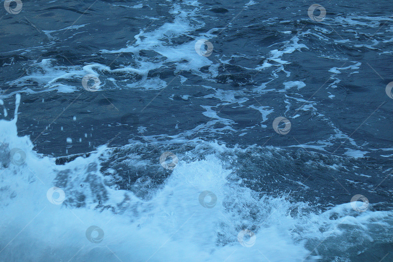 Скачать Черное море с волнами в Крыму фотосток Ozero