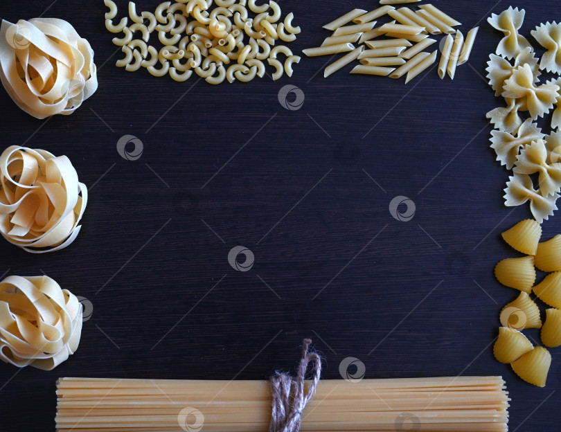 Скачать Различные макаронные изделия. Концепция приготовления пищи. Вид сверху фотосток Ozero