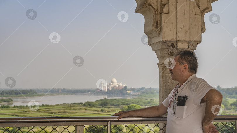 Скачать На смотровой площадке стоит мужчина фотосток Ozero