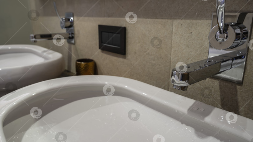 Скачать Овальная белая керамическая раковина в ванной комнате фотосток Ozero