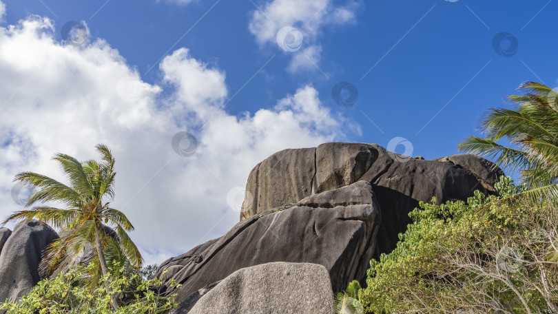 Скачать Гранитные скалы с плавными волнистыми склонами фотосток Ozero