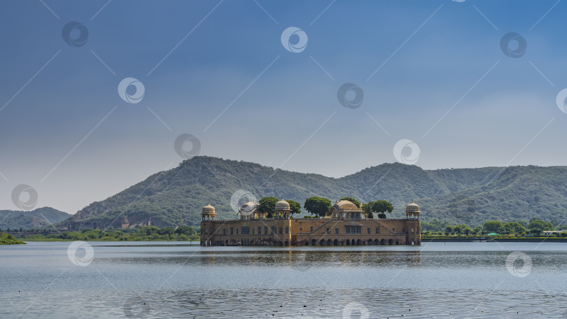 Скачать Таинственный Джал-Махал - это дворец посреди искусственного озера Ман-Сагар фотосток Ozero