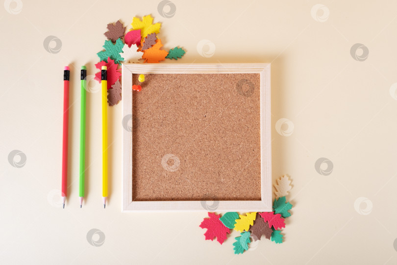 Скачать Квадратная пробковая доска для заметок карандашами, украшенная осенними листьями разных цветов фотосток Ozero