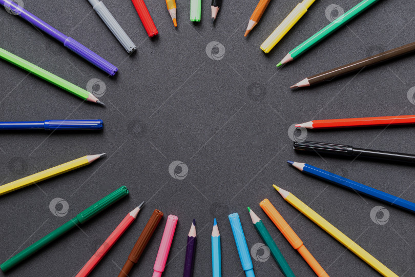 Скачать Радуга цветных карандашей и фломастеров на темном фоне. фотосток Ozero