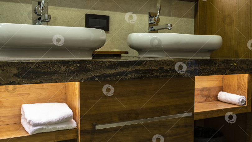 Скачать В ванной комнате есть два овальных керамических умывальника. фотосток Ozero