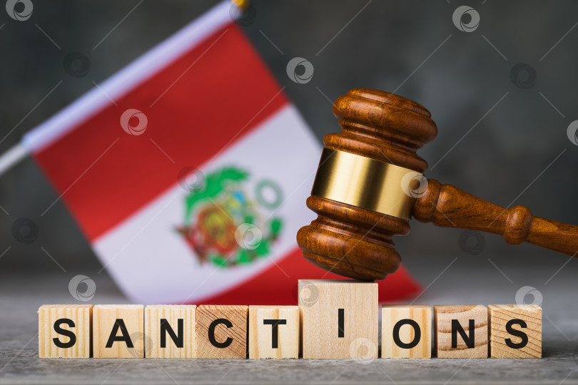 Скачать Судейский молоток, деревянные кубики с текстом на фоне перуанского флага, концепция на тему санкций в Перу фотосток Ozero