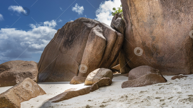Скачать Огромные живописные гранитные валуны и скалы на пляже фотосток Ozero