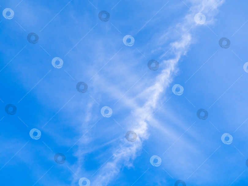Скачать Небесный фон. Красивое голубое небо с белым крестообразным  фотосток Ozero