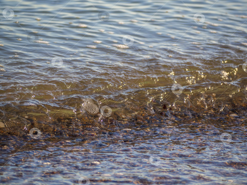Скачать Фон с волновой текстурой. Небольшая прибрежная морская волна накатывает на берег фотосток Ozero