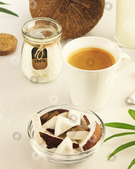 Скачать Пищевая композиция с чашкой эспрессо и кокосовыми продуктами фотосток Ozero