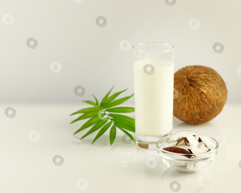 Скачать Стакан нежирного кокосового молока с кокосом фотосток Ozero