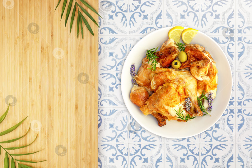 Скачать Курица-гриль с овощами на кухонном столе фотосток Ozero