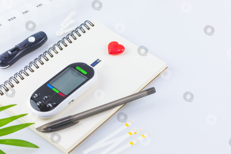 Скачать Концепция контроля диабета с помощью глюкометра и note pade фотосток Ozero