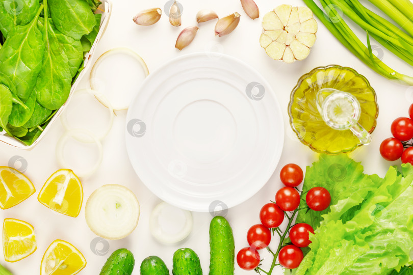 Скачать Органические овощи и пустая белая тарелка на белом фоне фотосток Ozero