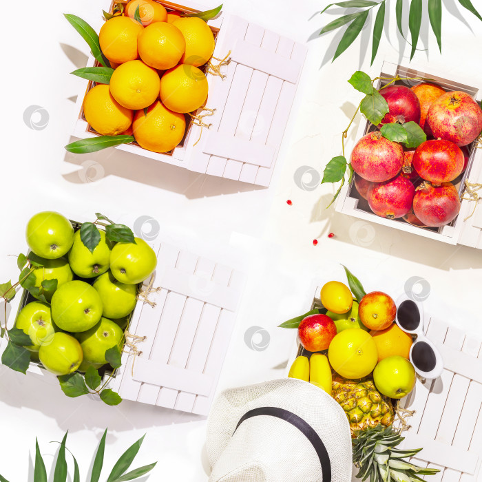 Скачать Органические фрукты в деревянных ящиках на белом фоне фотосток Ozero