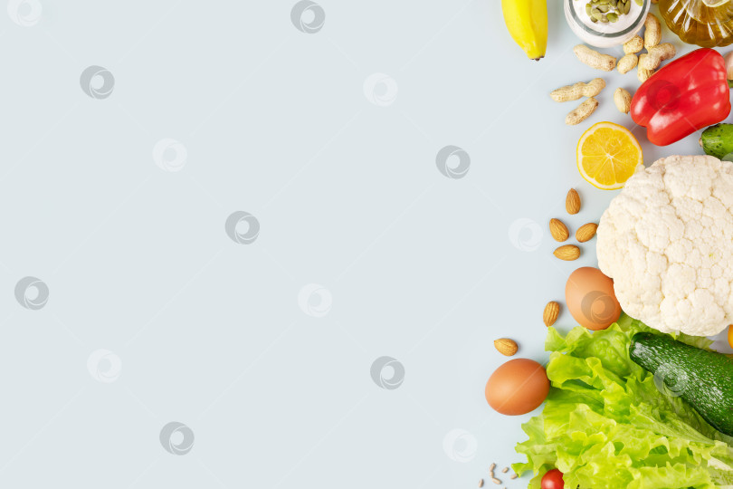 Скачать Продукты с большим количеством витаминов и питательных веществ на синем фоне фотосток Ozero