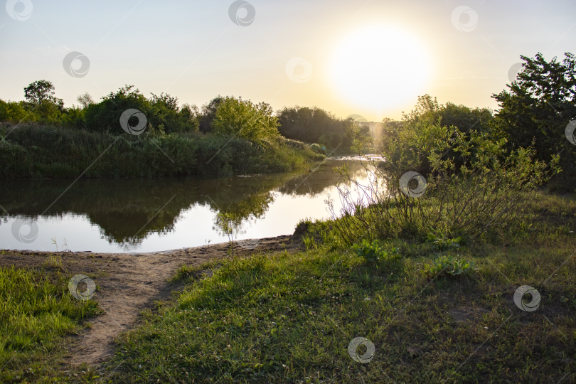 Скачать Солнце над рекой, пейзаж фотосток Ozero