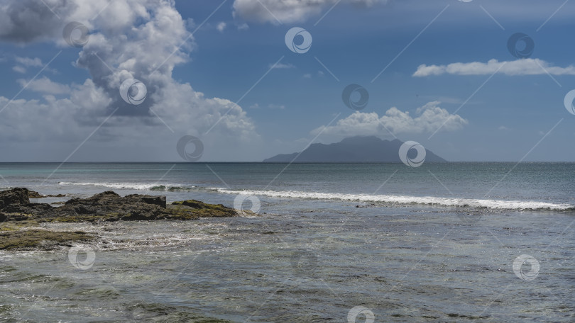 Скачать Во время отлива обнажались скалы морского дна. фотосток Ozero