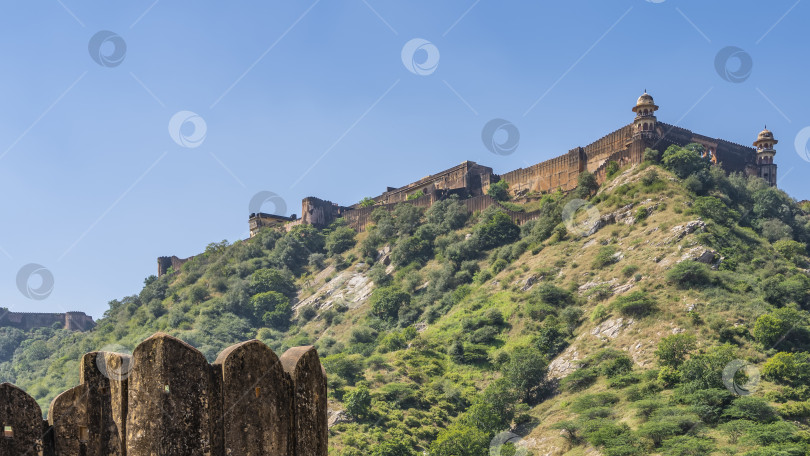 Скачать На гребне горы видна древняя крепостная стена со сторожевыми башнями. фотосток Ozero