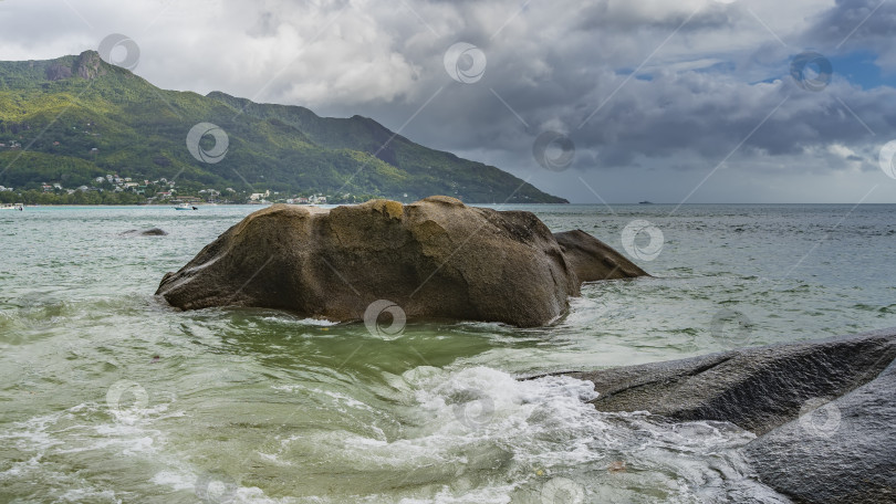 Скачать Большие гранитные валуны в океане. фотосток Ozero