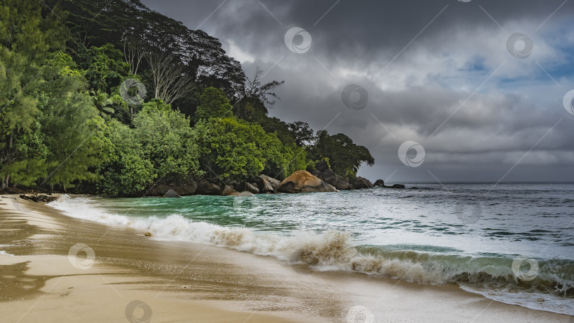 Скачать Тропический пляж в дождливый день. фотосток Ozero