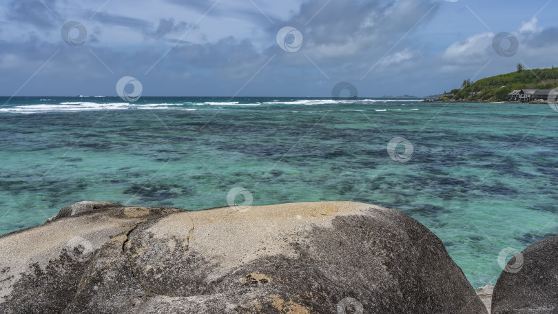 Скачать Волны бирюзового океана набегают пеной на коралловый риф фотосток Ozero