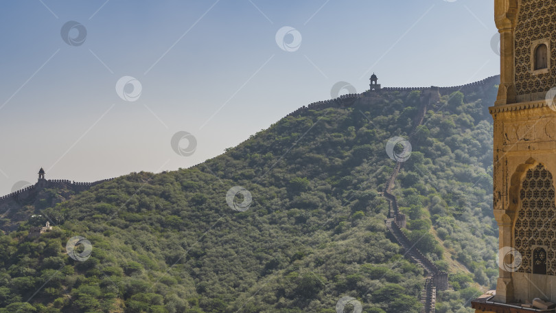 Скачать Древняя крепостная стена со сторожевыми башнями фотосток Ozero