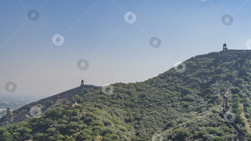 Скачать Древняя крепостная стена проходит вдоль вершины горного хребта фотосток Ozero