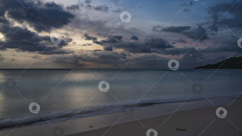 Скачать Сумерки после захода солнца на тропическом пляже. фотосток Ozero