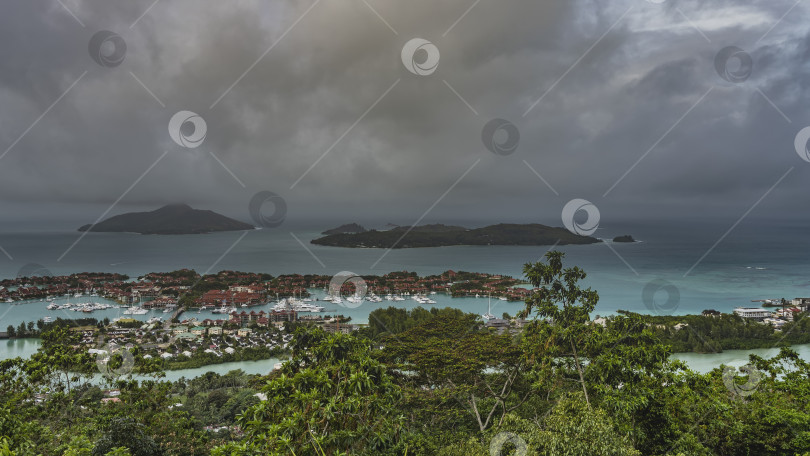 Скачать Вид на искусственный остров Эдем со смотровой площадки. фотосток Ozero