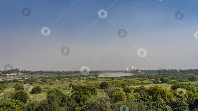 Скачать Вид из Красного форта, башни Мусамман Бурдж на Тадж-Махале. фотосток Ozero