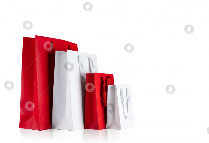 Скачать Различные размеры подарочных пакетов для праздничных покупок на изолированном белом фоне. Красный и белый цвет фотосток Ozero